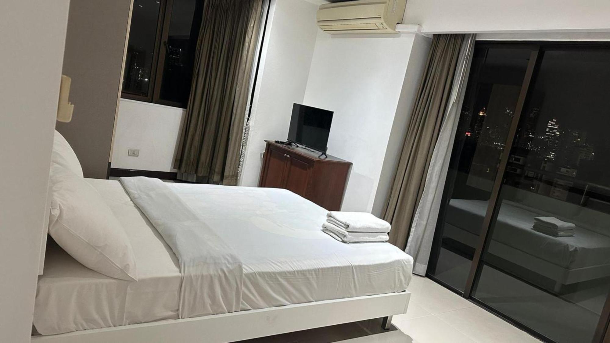 Omni Tower Sukhumvit Nana Direct Hotel Bangkok Exterior photo