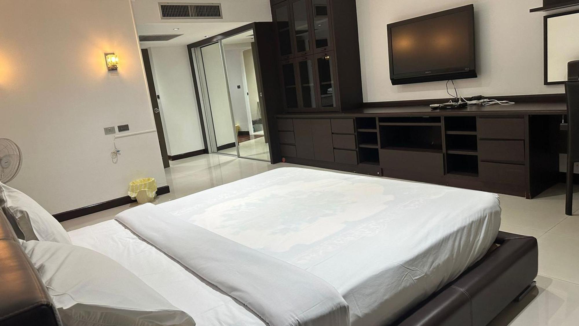 Omni Tower Sukhumvit Nana Direct Hotel Bangkok Exterior photo