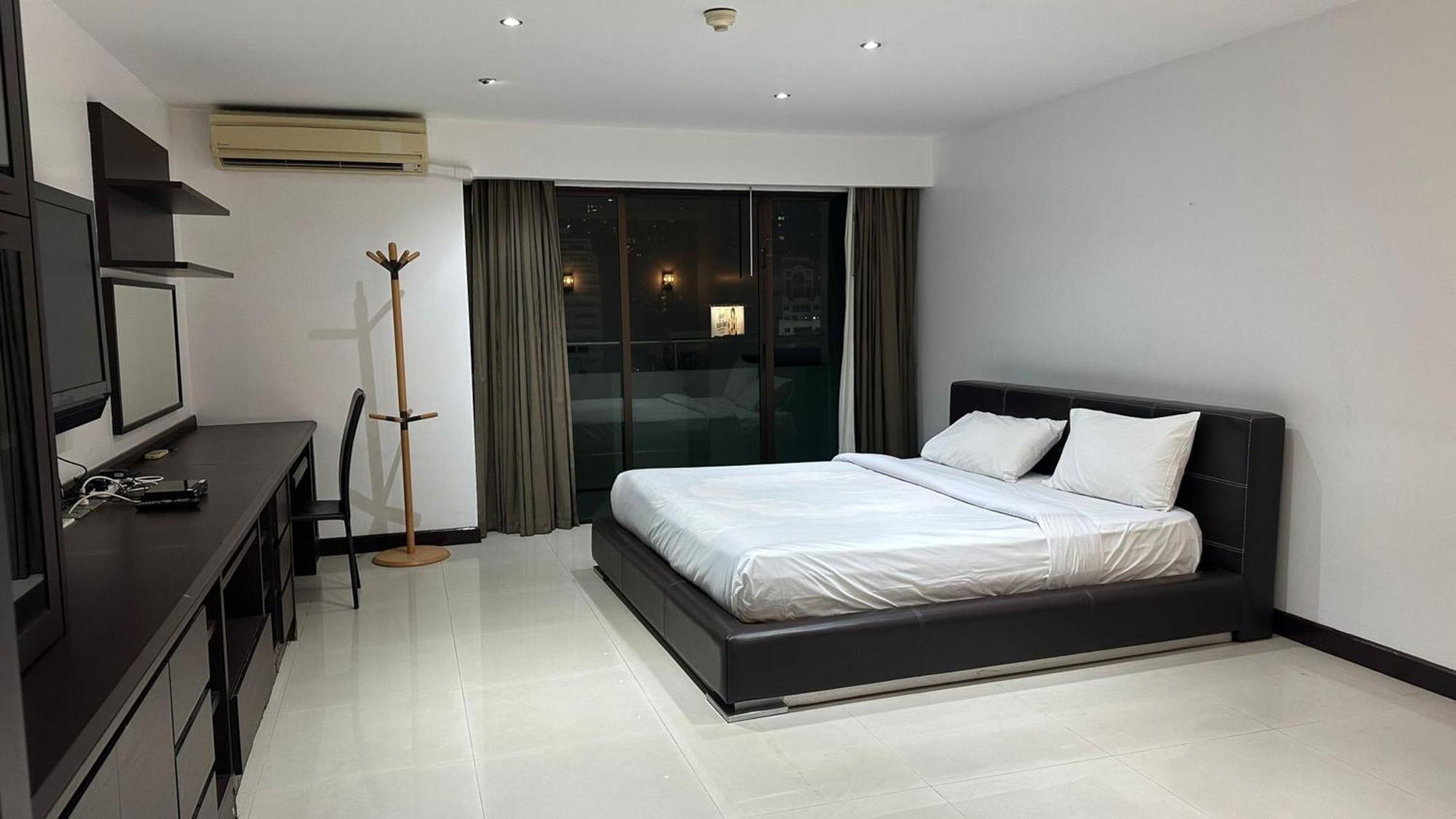 Omni Tower Sukhumvit Nana Direct Hotel Bangkok Exterior photo
