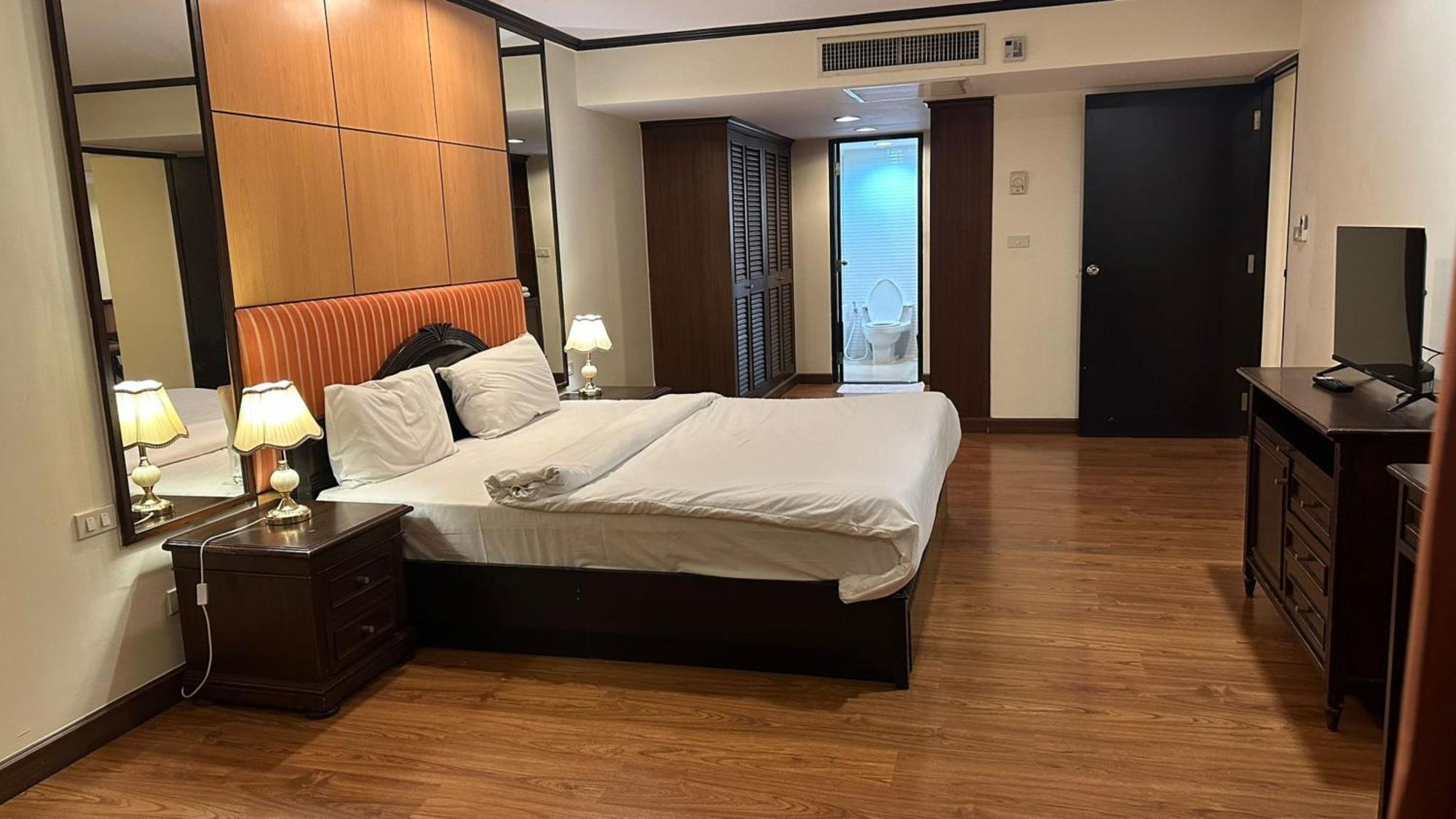Omni Tower Sukhumvit Nana Direct Hotel Bangkok Exterior photo