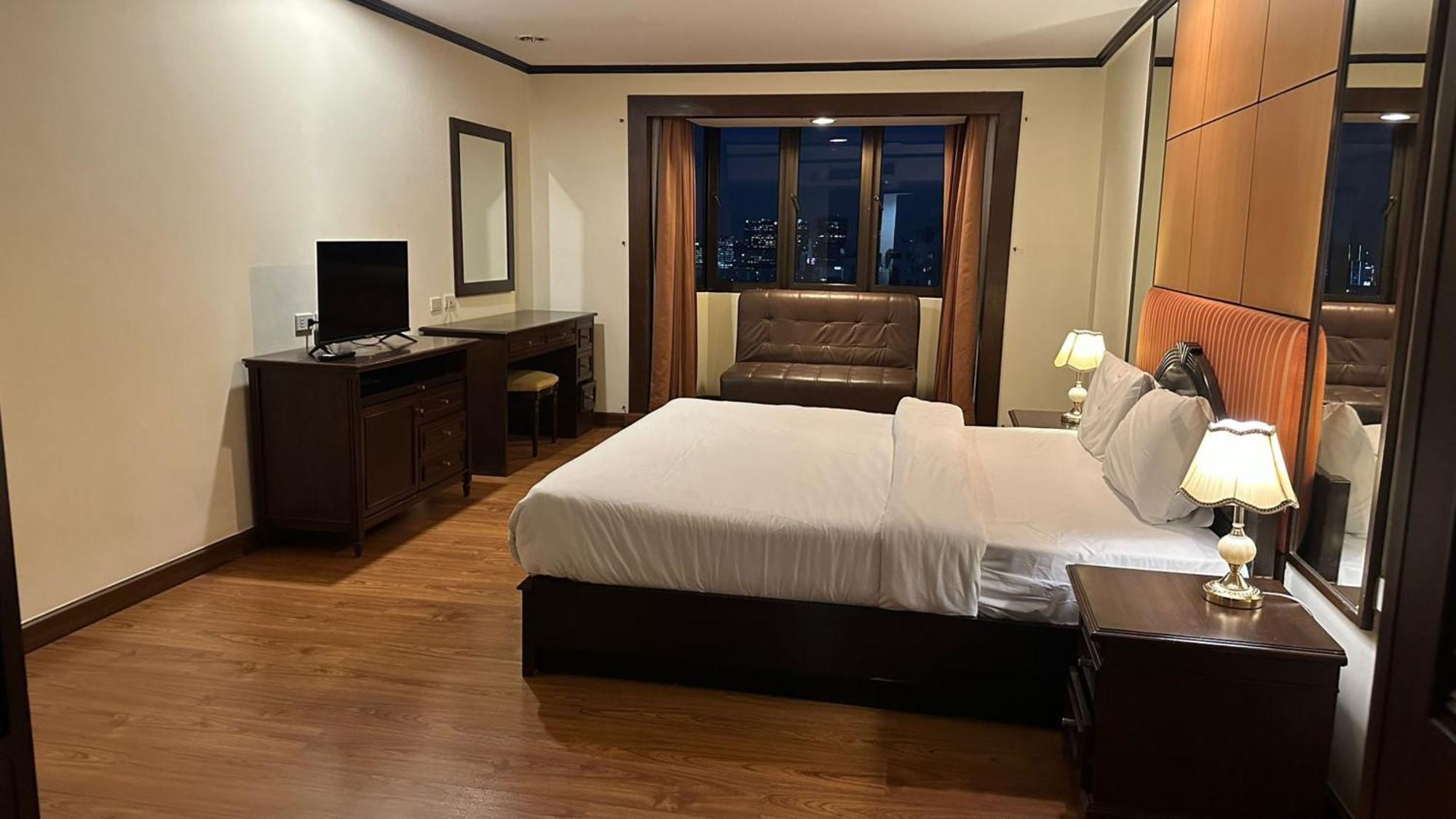 Omni Tower Sukhumvit Nana Direct Hotel Bangkok Exterior photo