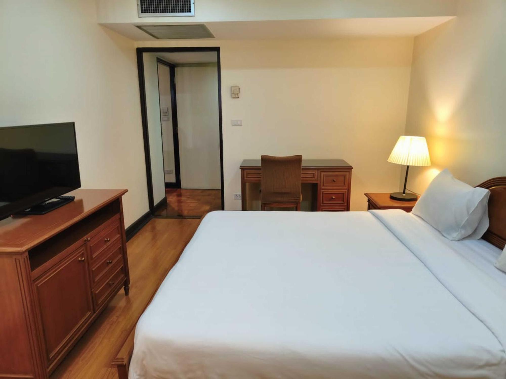 Omni Tower Sukhumvit Nana Direct Hotel Bangkok Exterior photo
