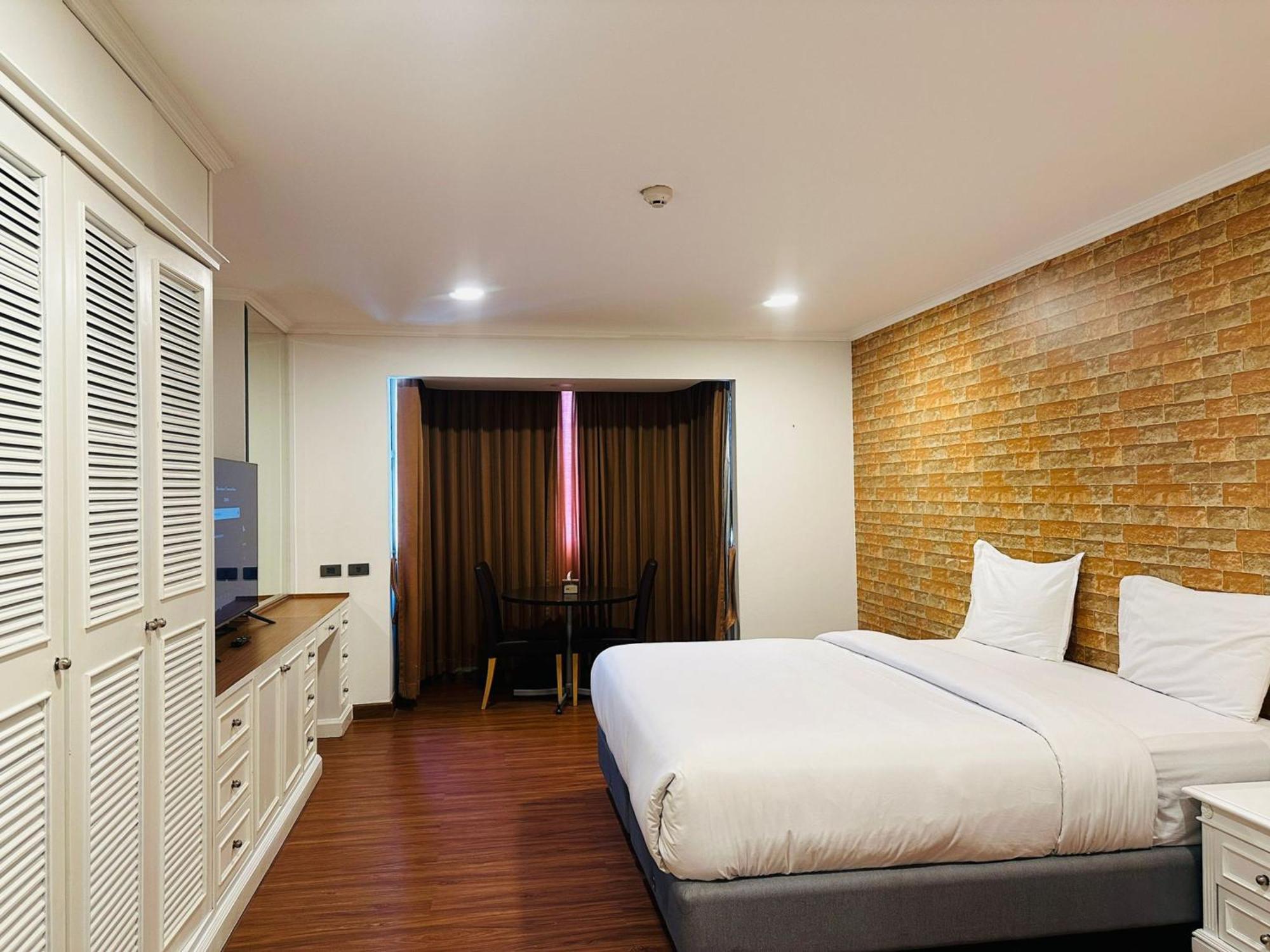 Omni Tower Sukhumvit Nana Direct Hotel Bangkok Exterior photo