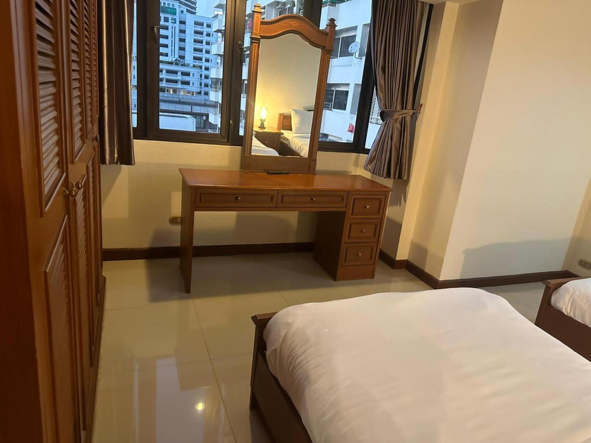 Omni Tower Sukhumvit Nana Direct Hotel Bangkok Exterior photo